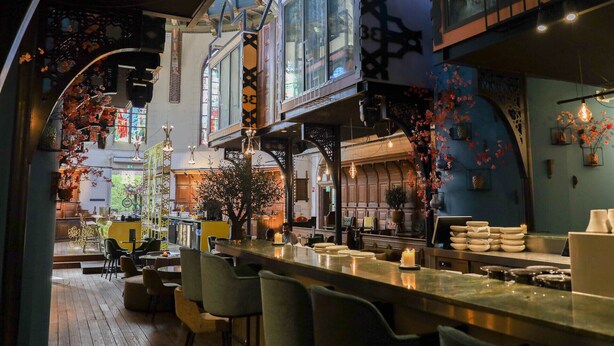 Ein Restaurant mit Barbereich, Holzboden und Blick auf die Straße.