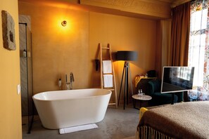 Romantic Double Room, Ensuite | Bathroom | Free toiletries, hair dryer, towels - Boutiquehotel The Church  (Arnhem)