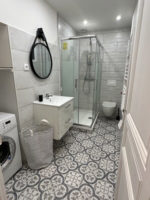 Douche, sèche-cheveux, serviettes fournies, papier toilette