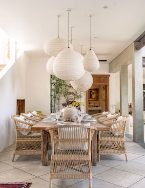 In-room dining - Stunning 4BR Private Villa in Canggu (Canggu)