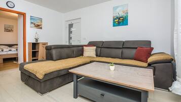 Classic Apartment | Living area | 100-cm flat-screen TV with cable channels, TV
