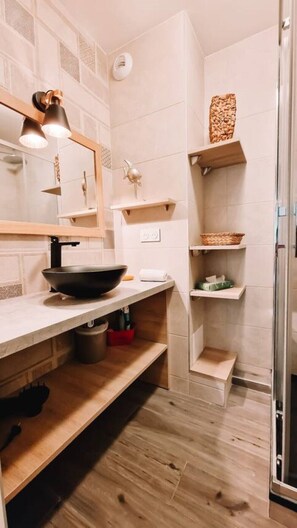 Dusch, hårtork och handdukar