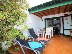 Outdoor dining - Barbara Beach House . (Costa Teguise)