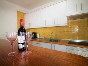 Fridge, microwave, oven, coffee/tea maker - Barbara Beach House . (Costa Teguise)