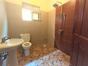 Douche, serviettes fournies, savon