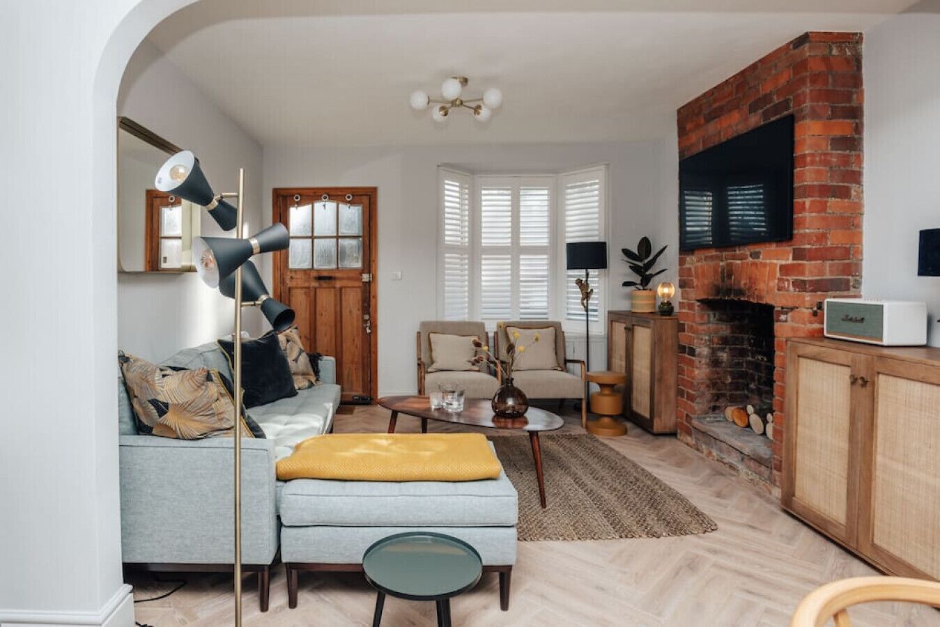 Smart-TV, stereoanlegg og kontorer