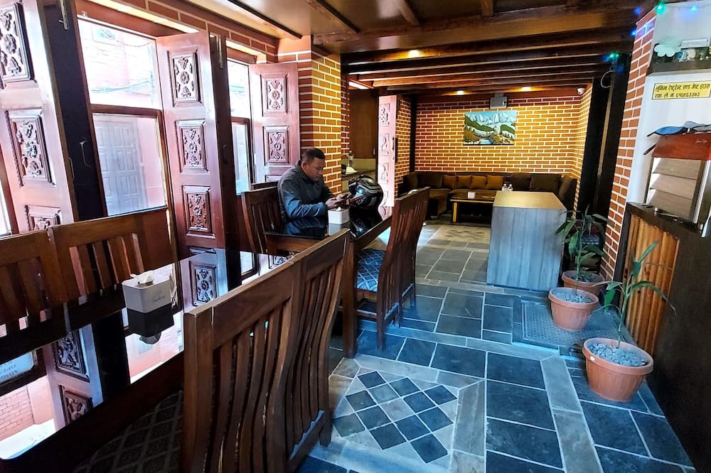 Luniva Restaurant And Guest House