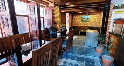 Luniva Restaurant And Guest House