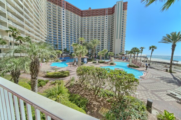 Alberca techada y alberca climatizada