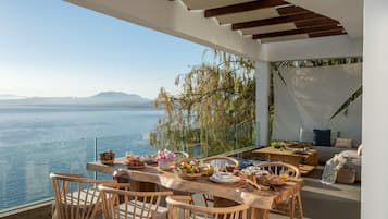 Vila superluxo, 6 quartos, piscina particular, vista para o mar | Área de estar | Smart TV 65 polegadas com canais via satélite, TV, lareira