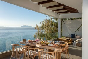 Villa de lujo, 6 habitaciones, alberca privada, vista al mar | Área de sala de estar | Smart TV de 65 pulgadas con canales vía satélite, televisión y chimenea