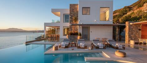 Hồ bơi ngoài trời phục vụ theo mùa, dù/ô trên bãi biển/hồ bơi