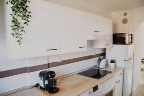 Frigorifero, microonde, forno, piano cottura