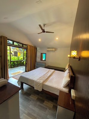 Deluxe Cabin | Laptop workspace, soundproofing, iron/ironing board, free WiFi - The village agonda beach cottages (Canacona)
