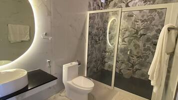 Luxury Studio Suite | Bathroom | Free toiletries, towels