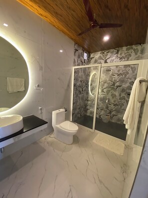 Suite estudio de lujo | Baño | Amenidades de baño gratuitas y toallas 