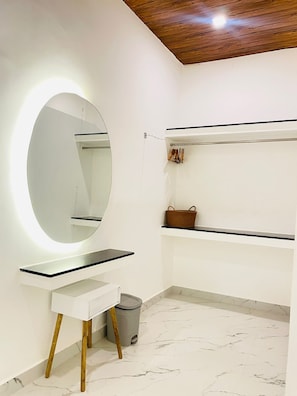 Luxury Studio Suite | Laptop workspace, soundproofing, iron/ironing board, free WiFi - The village agonda beach cottages (Canacona)