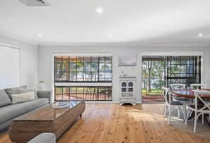 Smart TV - Kullaroo Lakehouse - Waterfront Reserve (Summerland Point)