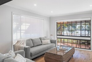 Smart TV - Kullaroo Lakehouse - Waterfront Reserve (Summerland Point)