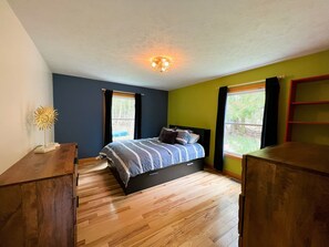 3 bedrooms, iron/ironing board, travel crib, free WiFi