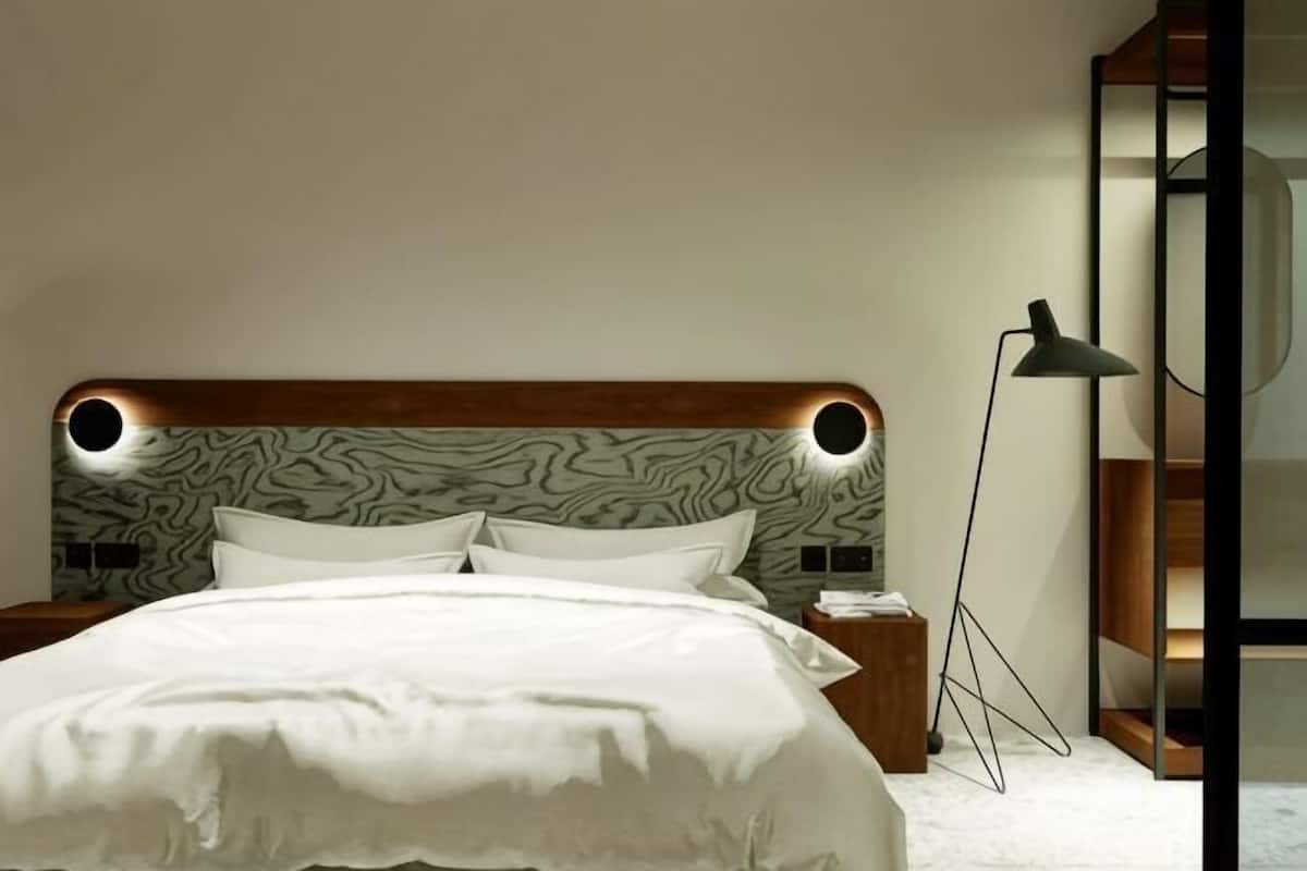 Biancheria da letto di alta qualità, una scrivania, postazione laptop