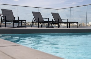 Swim-up bar
