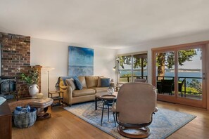 Smart TV, chimenea, oficina