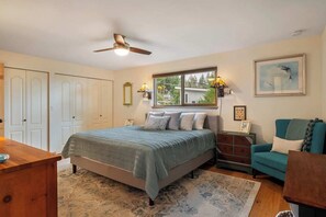 2 soverom, skrivebord, strykejern/-brett og wi-fi (inkludert)