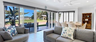 Magnetic Docks Townhouse 5, Beachfront townhouse with magnificent views