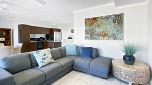 TV - Magnetic Docks Townhouse 5, Beachfront townhouse with magnificent views (Nelly Bay)