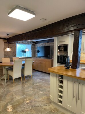 Dining - Luxury 6 Bedroom Townhouse - Central Stamford (Stamford)
