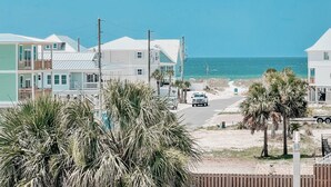 Ein Küstenwohngebiet mit Häusern, einer Straße und einem Strand.