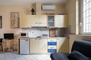 Kühlschrank, Mikrowelle, Ofen, Wasserkocher mit Kaffee-/Teezubehör