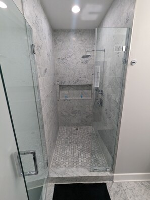 Een douche, een haardroger, handdoeken, zeep