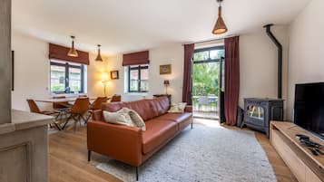 家庭小屋, 多张床 | 起居区 | 40-英寸纯平电视 (配备有线频道)、电视