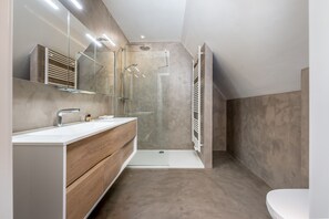 Family Cabin, Multiple Beds | Bathroom | Hair dryer, towels, soap, shampoo - Loweide (Oostkamp)