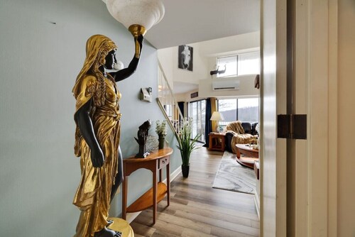 Powerful Penthouse - Lake View