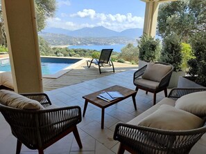 Comfort-Studiosuite, 2Â Schlafzimmer, eigener Pool, Meerblick | Terrasse/Patio
