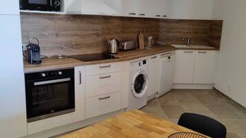 Comfort studio suite, 2 slaapkamers, privézwembad, uitzicht op zee | Privékeuken | Een koelkast met diepvriezer, een microgolfoven, een kookplaat