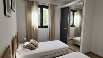 Comfort studio suite, 2 slaapkamers, privézwembad, uitzicht op zee | Verduisterende gordijnen, geluiddichte muren, reisbedje, gratis wifi