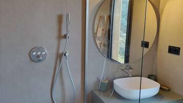 Cabane | Salle de bain | Douche, douche à « effet pluie », sÚche-cheveux, serviettes fournies