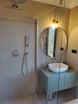 Cabin | Bathroom | Shower, rainfall showerhead, hair dryer, towels - Résidence Licciola (Olmeto)