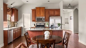 Coffee/tea maker, microwave, oven, dishwasher - Peaceful 3 BD Family Getaway (Grand Prairie)
