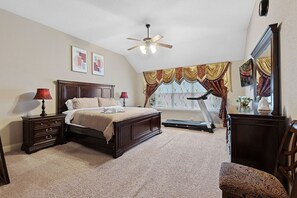 4 bedrooms, desk, iron/ironing board, WiFi