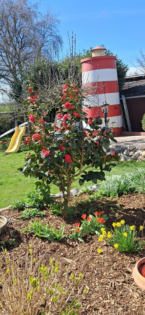 Property grounds - Vacation apartment on the banks of the river Medem. Ideal for 4 to 6 people (Otterndorf)