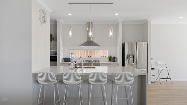 Kylskåp, mikrovågsugn, ugn och spishäll