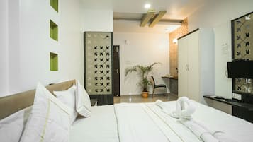 Executive Double Room, 1 Bedroom | Free WiFi, bed sheets