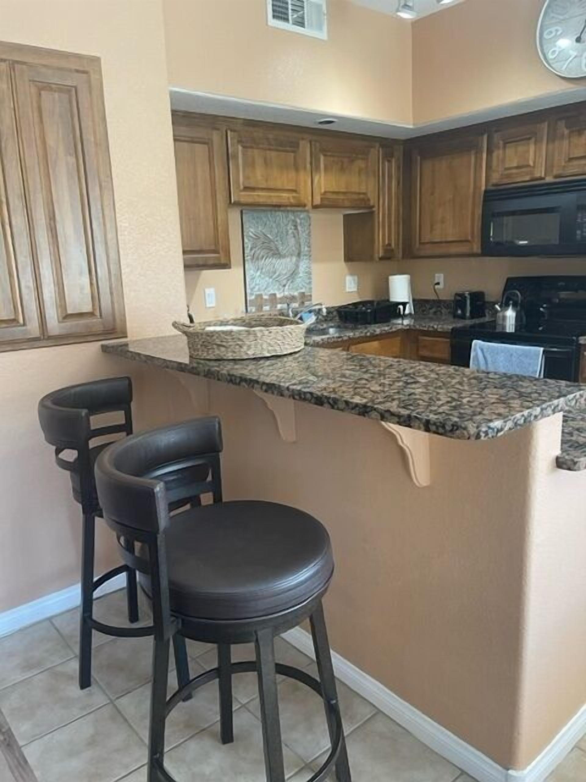 Mikroaaltouuni, uuni, astianpesukone, kahvin-/teenkeitin