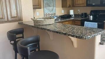 Mikroaaltouuni, uuni, astianpesukone, kahvin-/teenkeitin