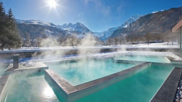 A pool with a clear blue water, surrounded by mountains and snow. - 2-bedroom apartment at the foot of the Pyrenees (Pointis-de-Rivière)